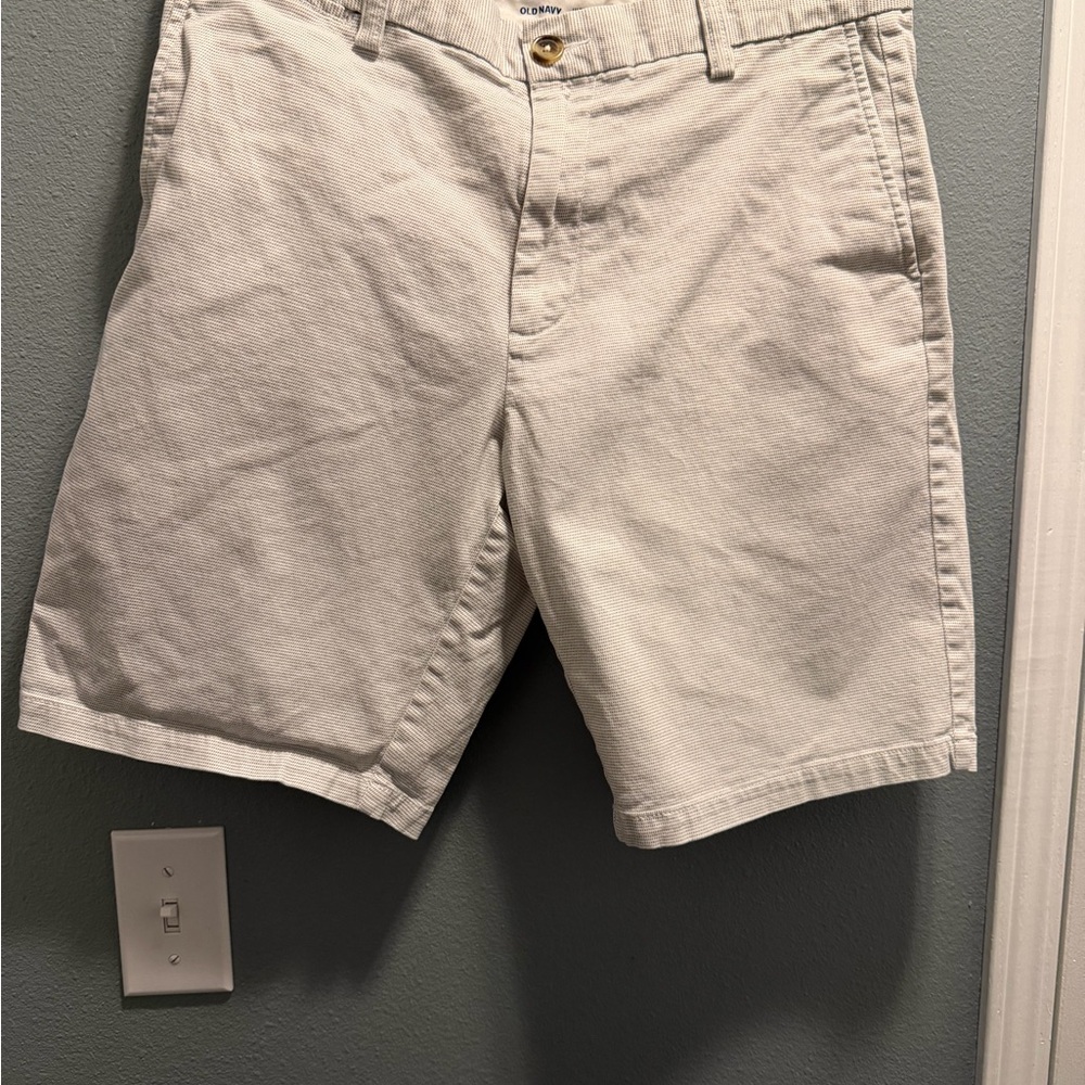 Old Navy Men's Cream Flat Front Shorts